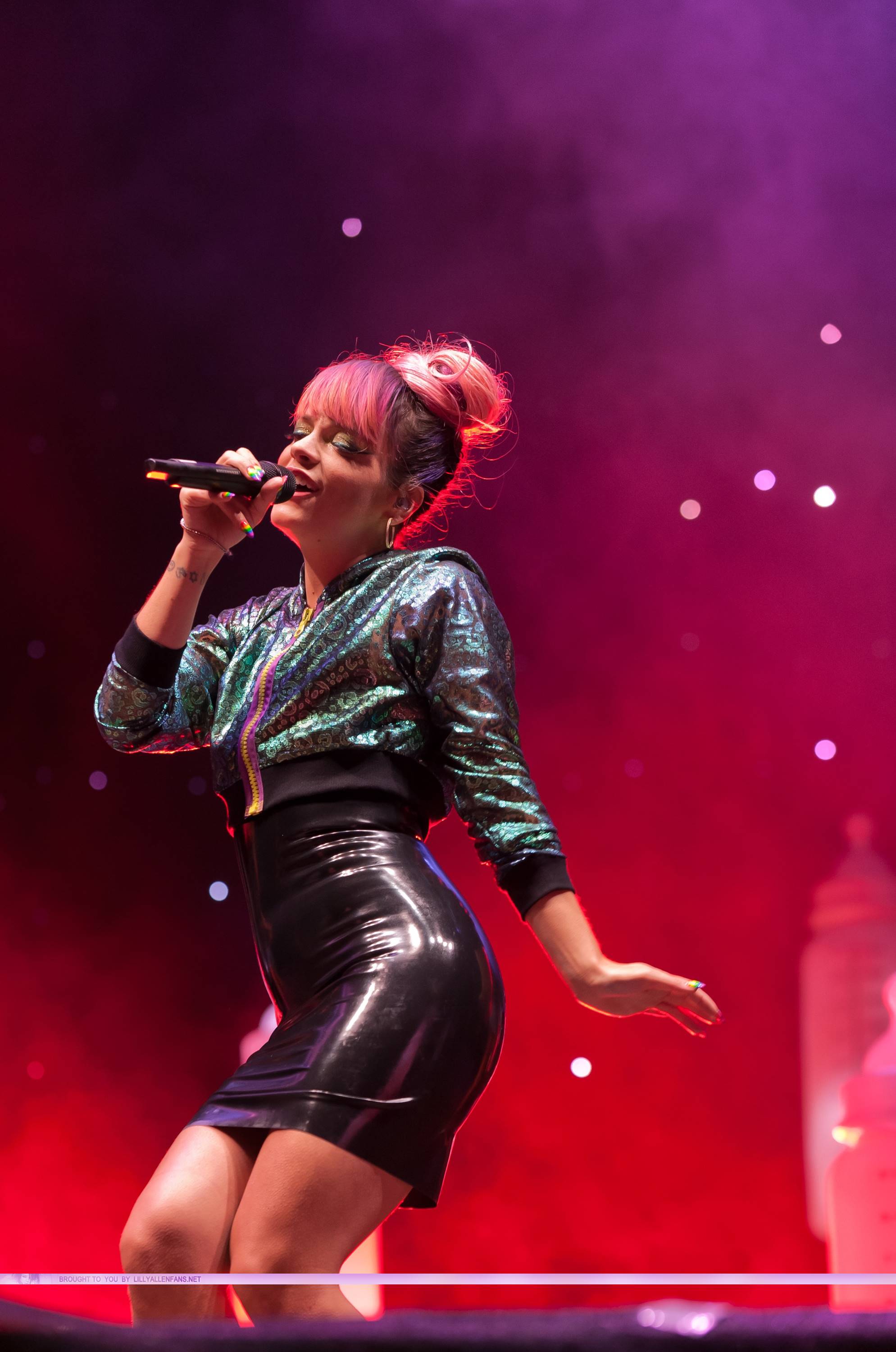 Lily-Allen-Upskirt-4