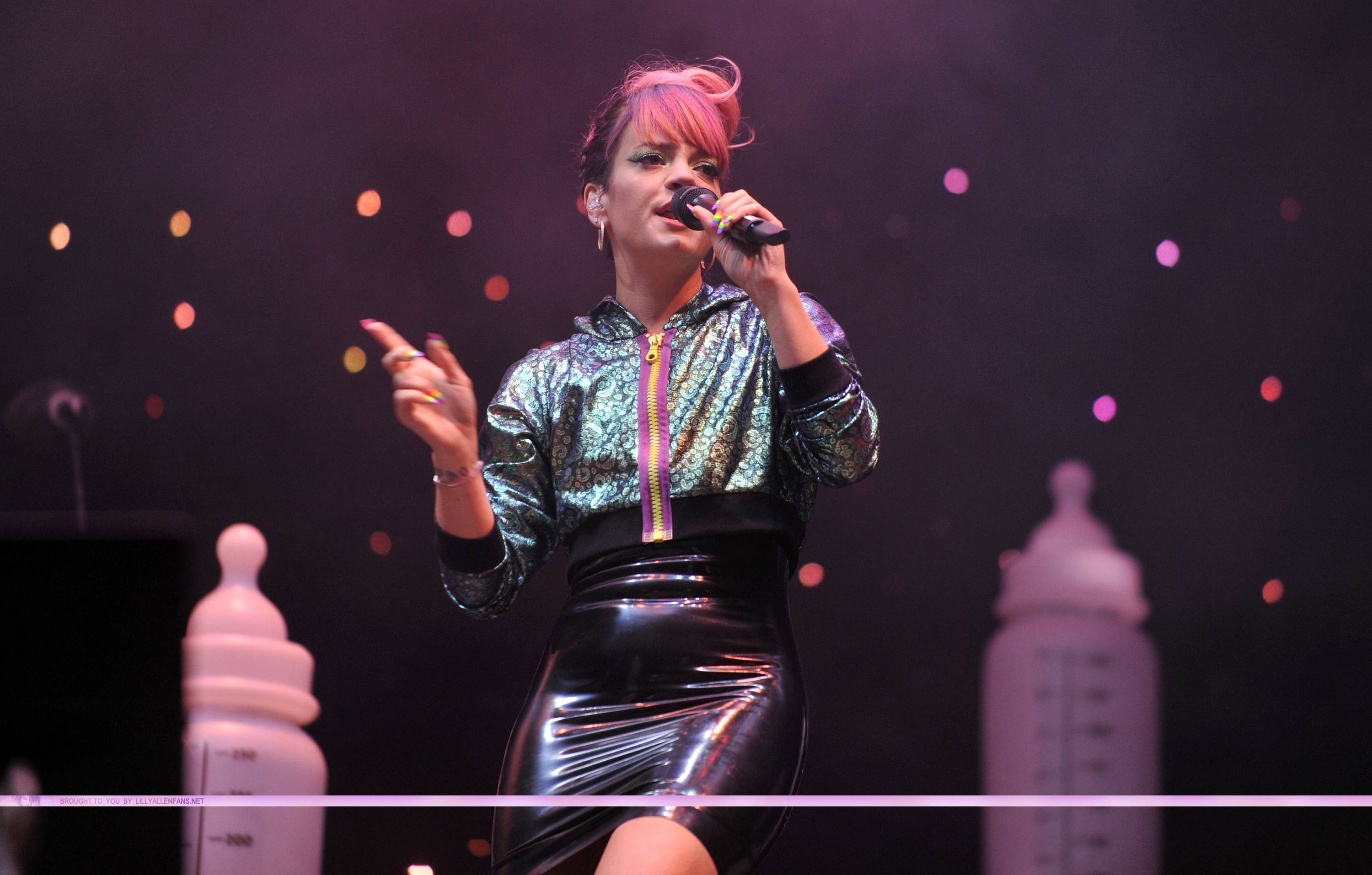 Lily-Allen-Upskirt-9