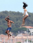 Selena-Gomez-and-Cara-Delevingne-10