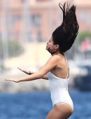 Selena-Gomez-and-Cara-Delevingne-13