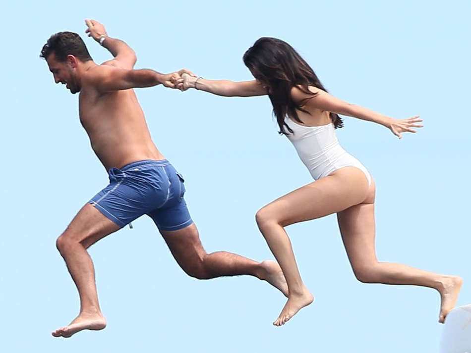 Selena-Gomez-and-Cara-Delevingne-15