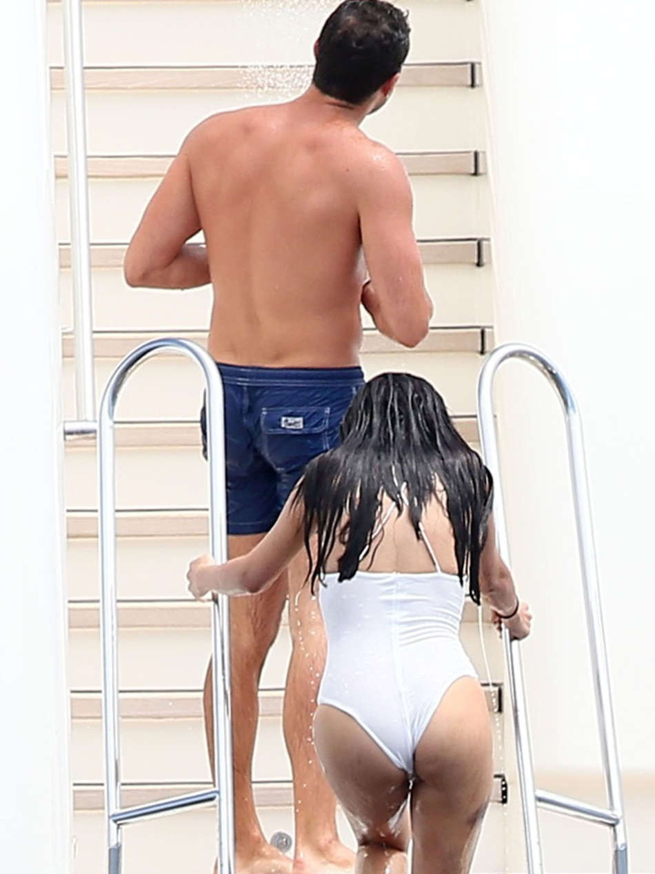Selena-Gomez-and-Cara-Delevingne-5