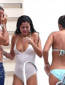 Selena-Gomez-and-Cara-Delevingne-9