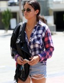 Selena-Gomez-in-Cutoff-Shorts-4