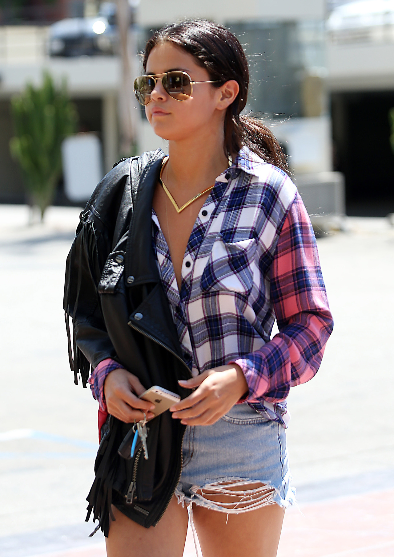 Selena-Gomez-in-Cutoff-Shorts-4