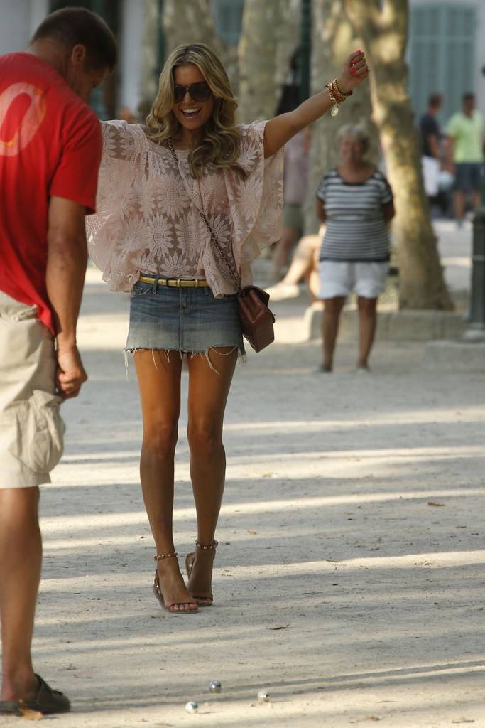 Sylvie-van-der-Vaart-Upskirt-4
