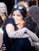 Hailee-Steinfeld-and-Sophie-Turner-3