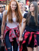 Hailee-Steinfeld-and-Sophie-Turner-4