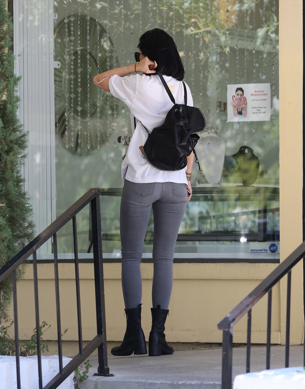 Kylie-Jenner-Booty-in-Jeans-1