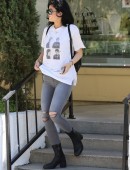 Kylie-Jenner-Booty-in-Jeans-2