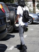 Kylie-Jenner-Booty-in-Jeans-3