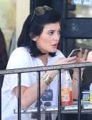 Kylie-Jenner-Booty-in-Jeans-5