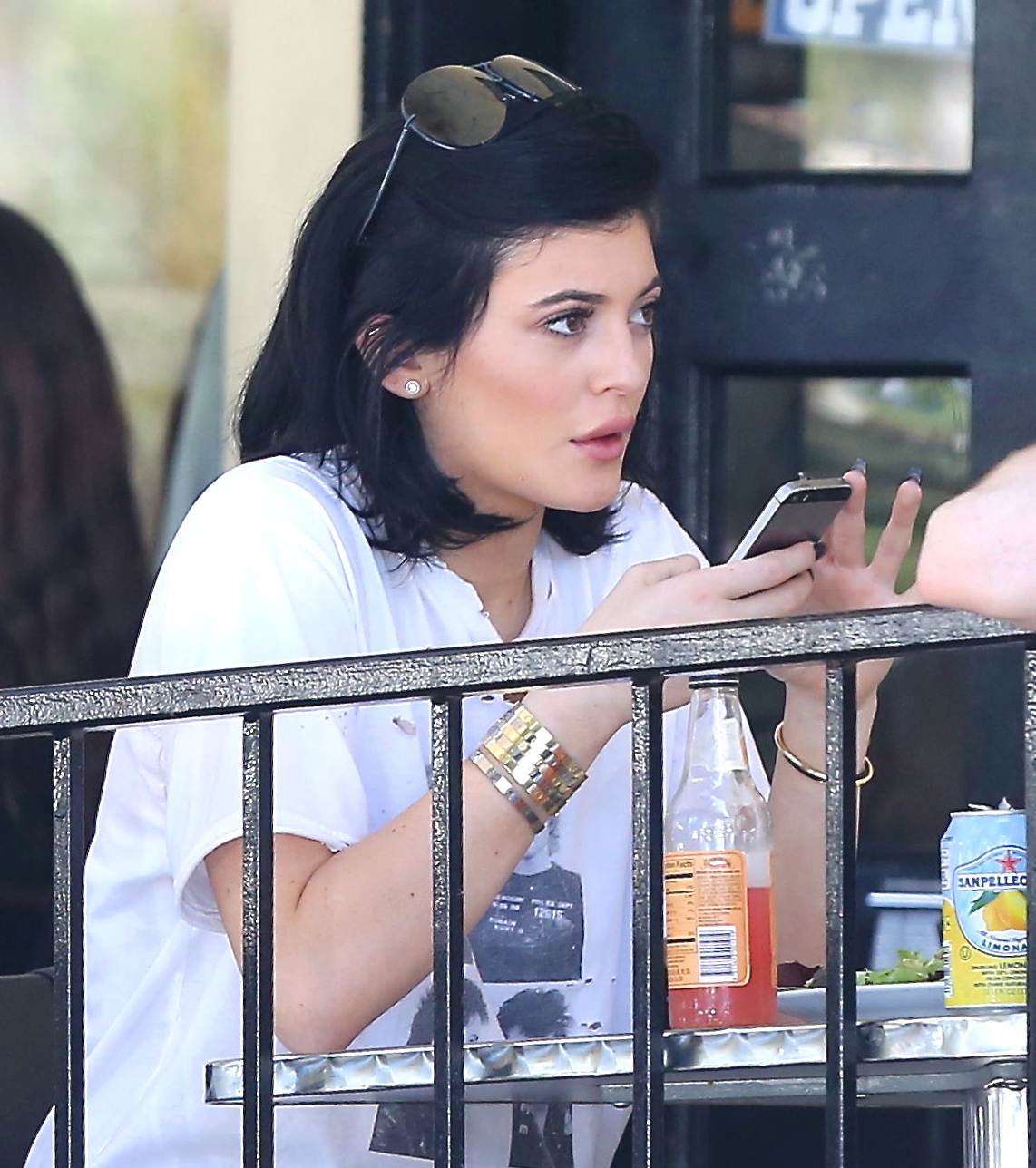 Kylie-Jenner-Booty-in-Jeans-5