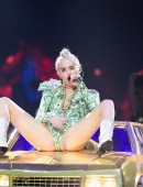 Miley-Cyrus-Bangerz-Tour-Uniondale-NY-10