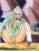 Miley-Cyrus-Bangerz-Tour-Uniondale-NY-13
