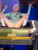 Miley-Cyrus-Bangerz-Tour-Uniondale-NY-14