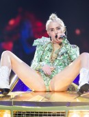 Miley-Cyrus-Bangerz-Tour-Uniondale-NY-17