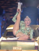 Miley-Cyrus-Bangerz-Tour-Uniondale-NY-19