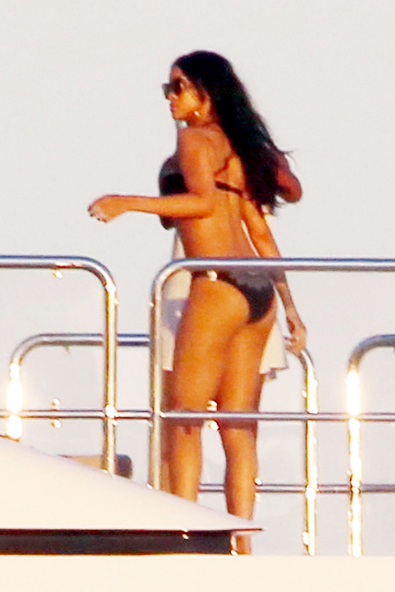 Rihanna-in-Sicily-Italy-10