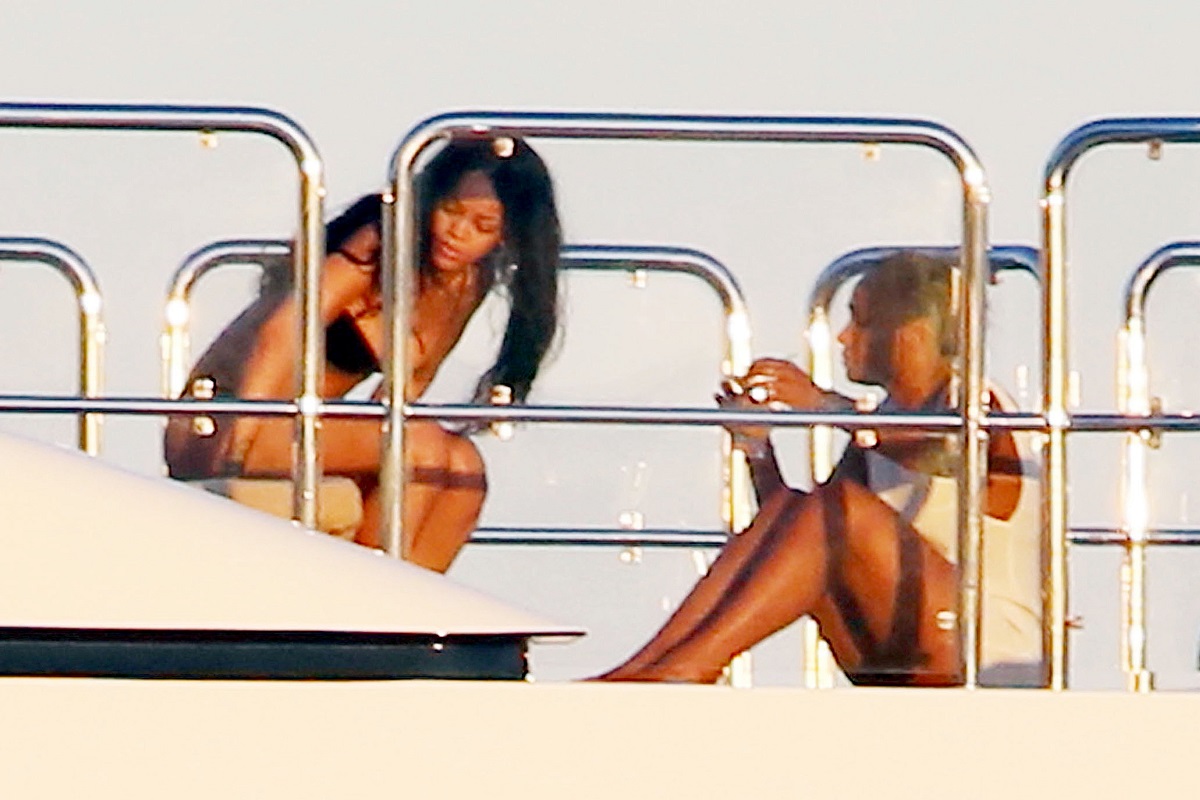 Rihanna-in-Sicily-Italy-12