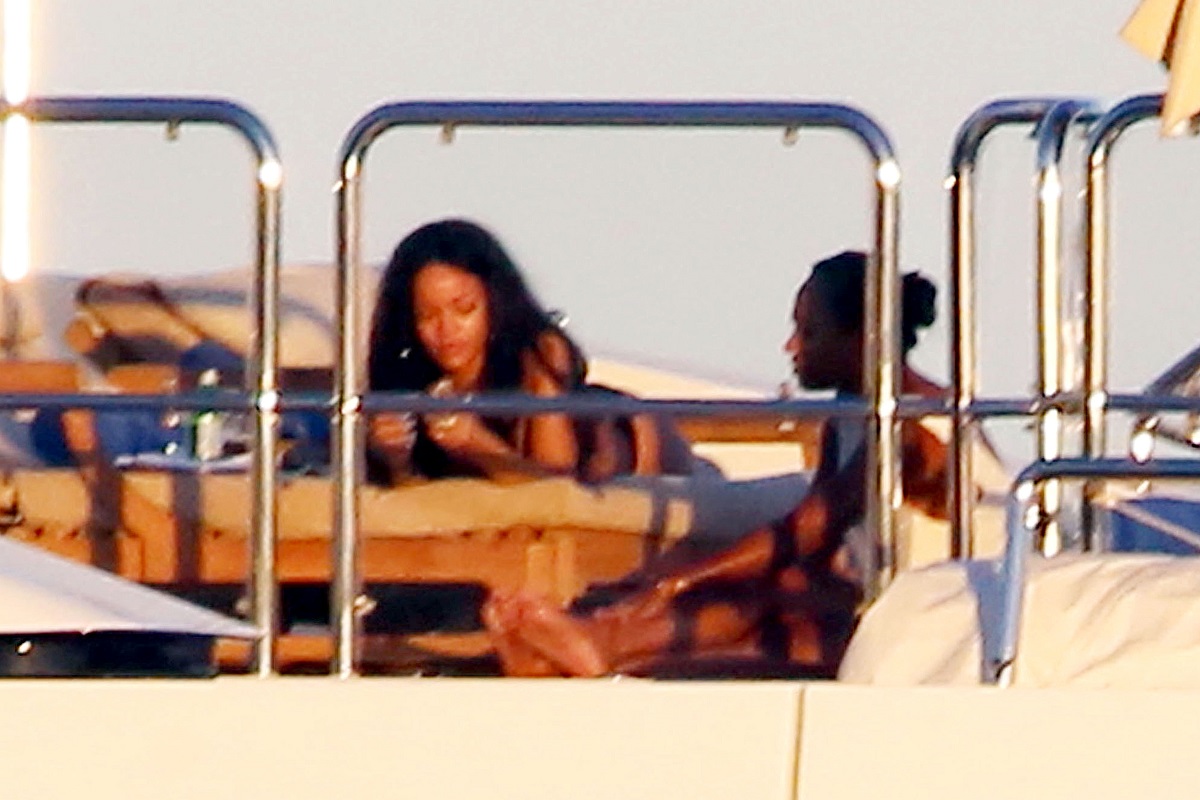 Rihanna-in-Sicily-Italy-13