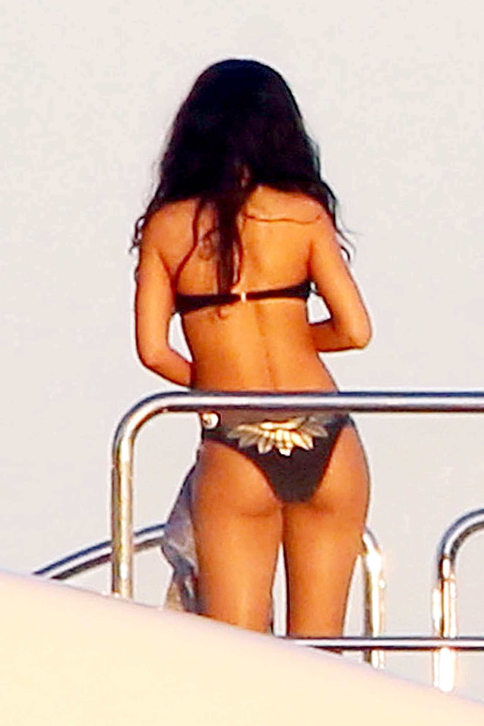 Rihanna-in-Sicily-Italy-6