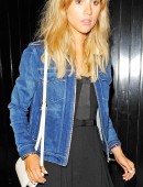 Suki-Waterhouse-Upskirt-3