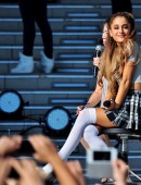 Ariana-Grande-Upskirt-9