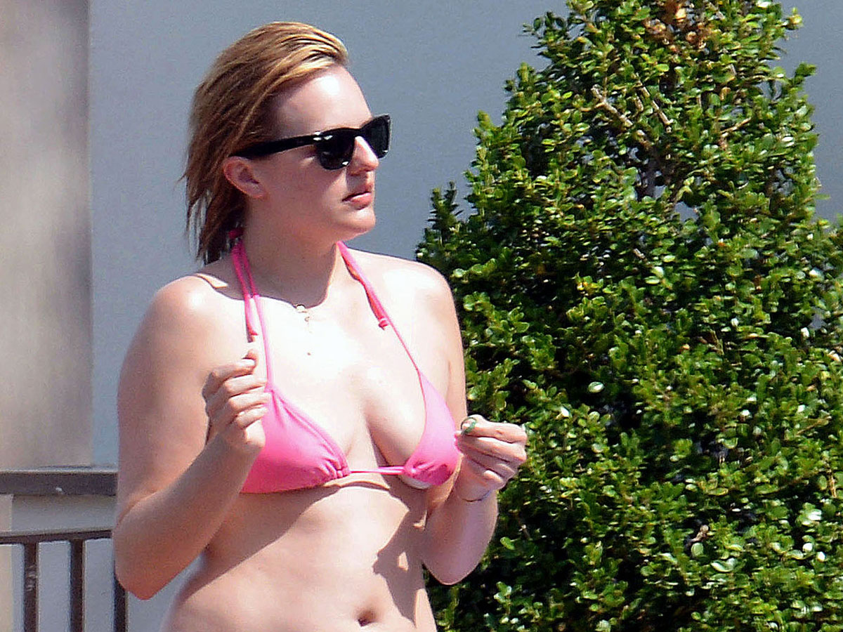 Elisabeth-Moss-12