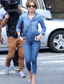 Jennifer-Lopez-Booty-in-Jeans-19