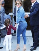 Jennifer-Lopez-Booty-in-Jeans-8