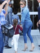 Jennifer-Lopez-Booty-in-Jeans-9