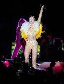 Miley-Cyrus-on-Bangerz-Tour-801