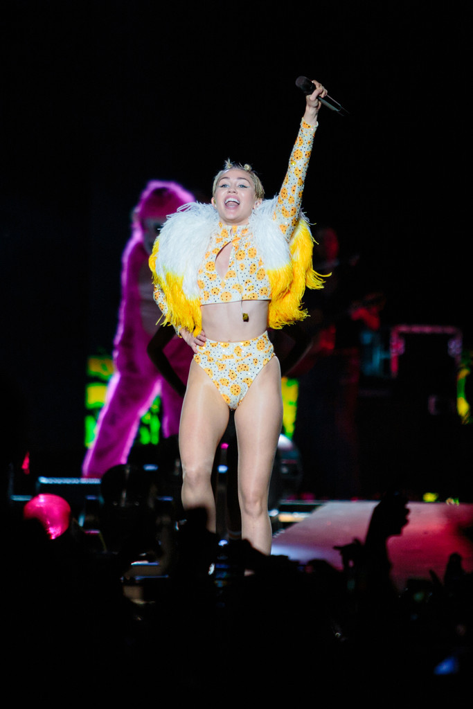 Miley-Cyrus-on-Bangerz-Tour-801