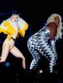 Miley-Cyrus-on-Bangerz-Tour-802