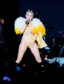 Miley-Cyrus-on-Bangerz-Tour-803