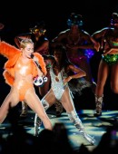Miley-Cyrus-on-Bangerz-Tour-806