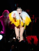 Miley-Cyrus-on-Bangerz-Tour-809