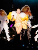 Miley-Cyrus-on-Bangerz-Tour-810