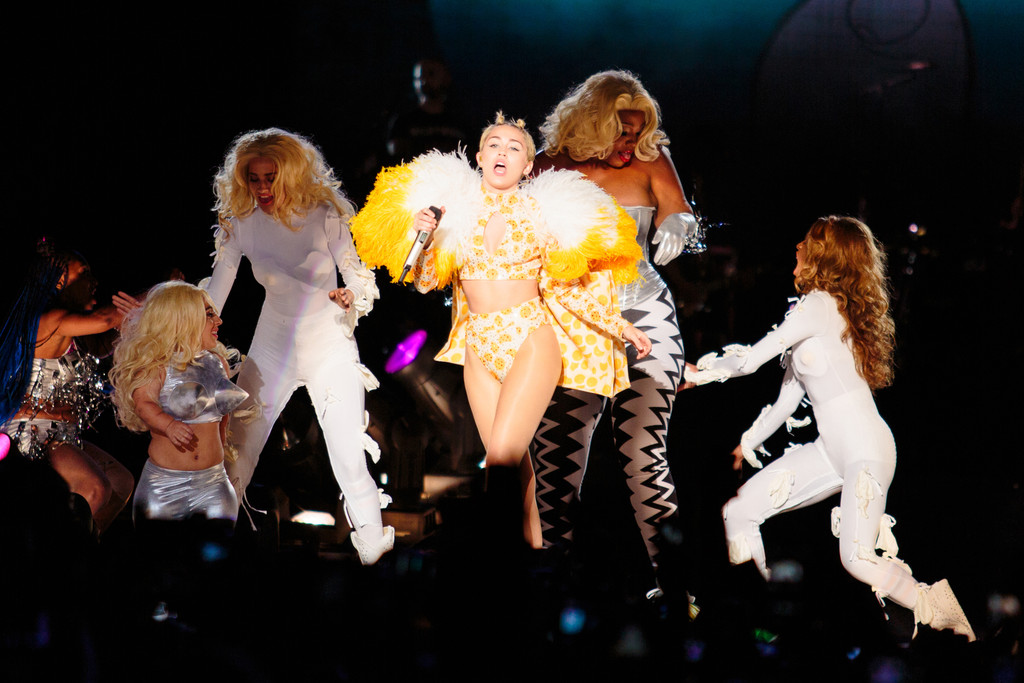 Miley-Cyrus-on-Bangerz-Tour-810