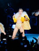 Miley-Cyrus-on-Bangerz-Tour-812