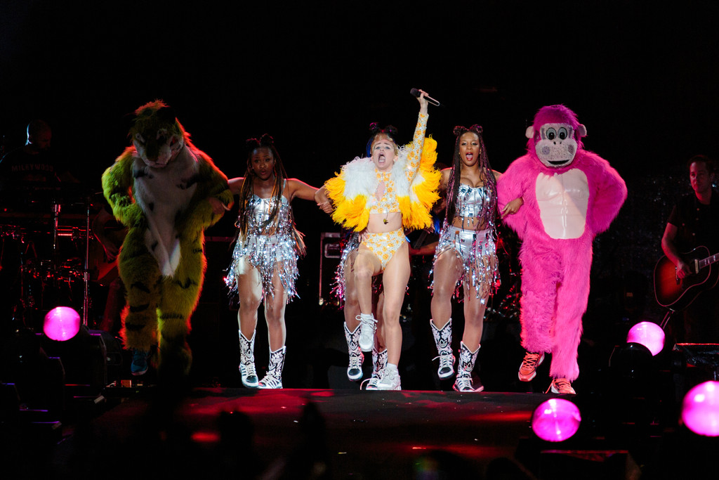 Miley-Cyrus-on-Bangerz-Tour-814