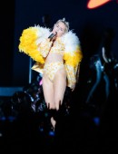 Miley-Cyrus-on-Bangerz-Tour-815