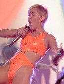 Miley-Cyrus-on-Bangerz-Tour-in-Puerto-Rico-1