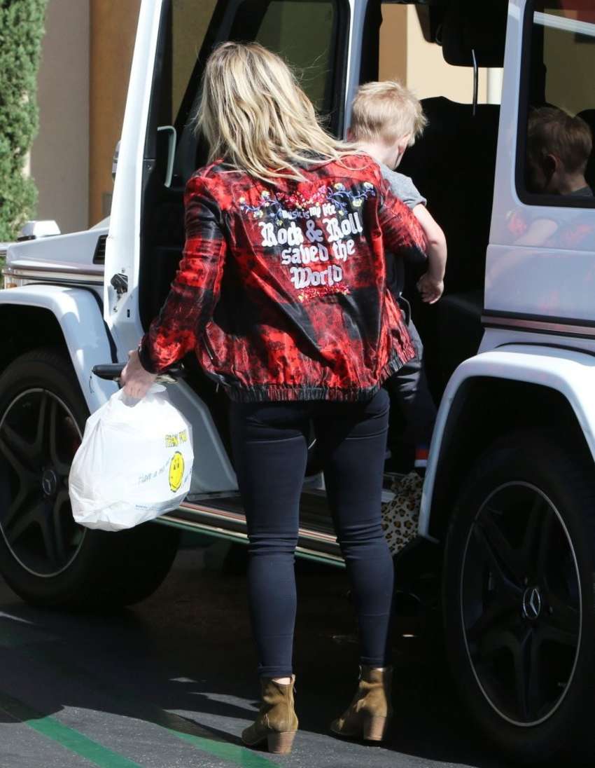 Hilary-Duff-Booty-in-Tight-Jeans-2
