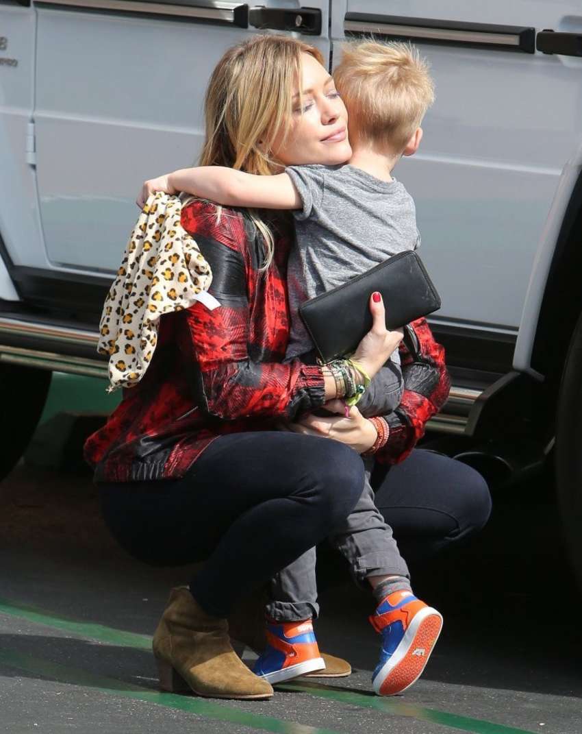 Hilary-Duff-Booty-in-Tight-Jeans-4