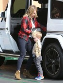 Hilary-Duff-Booty-in-Tight-Jeans-5