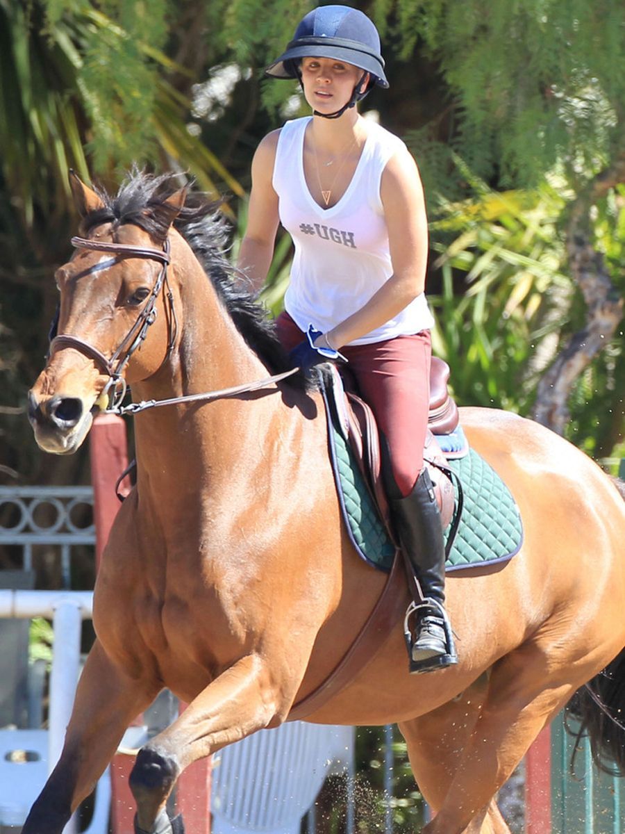 Kaley-Cuoco-255