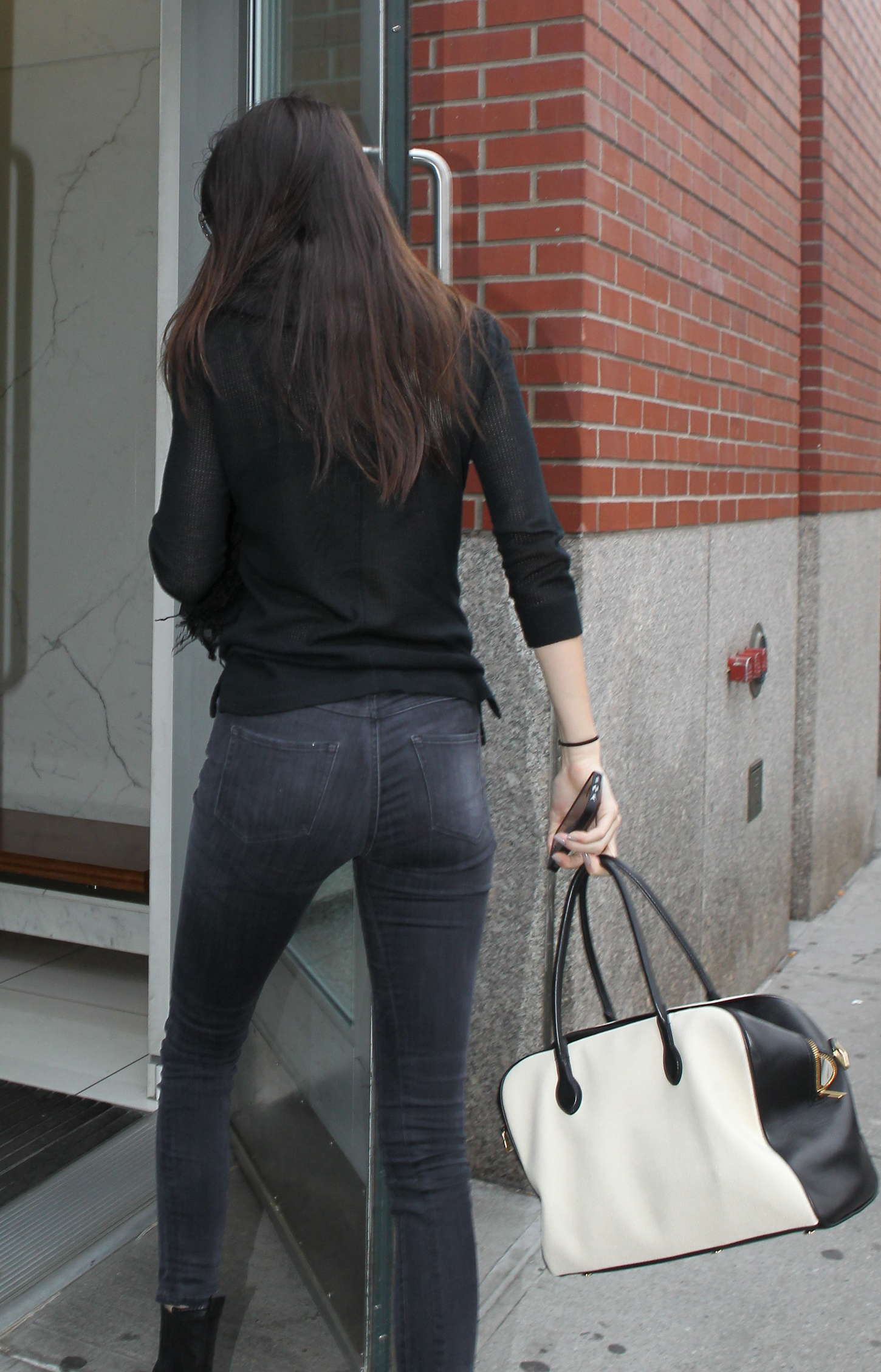 Kendall-Jenner-Booty-in-Jeans-107