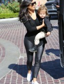 Kim-Kardashian-in-Leggings-1